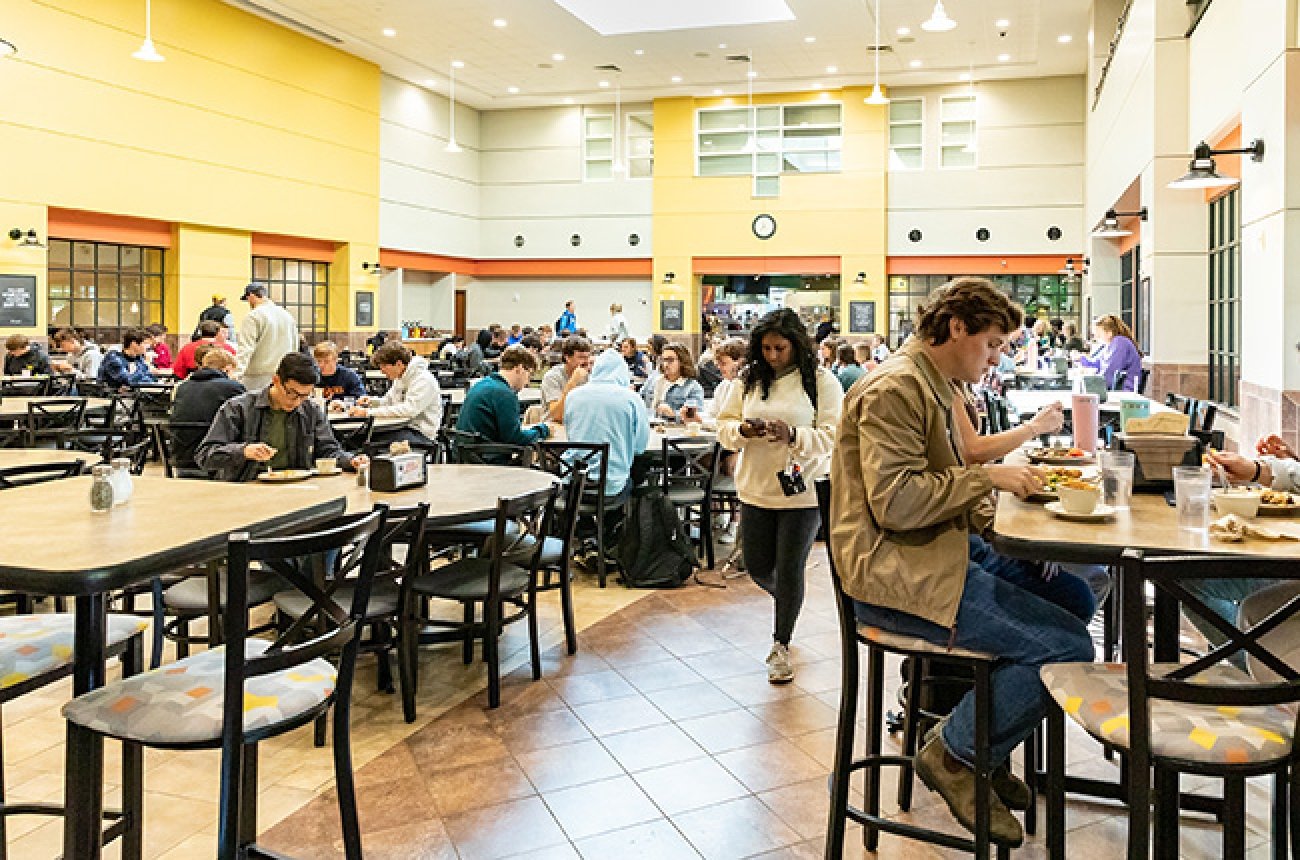 Centre students eating in Cowan Dining Commons
